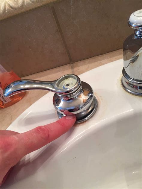 How to Fix a Leaking or Dripping Bathroom Faucet Handle。